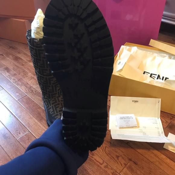 FENDI SIGNATURE - Picture 5 of 7